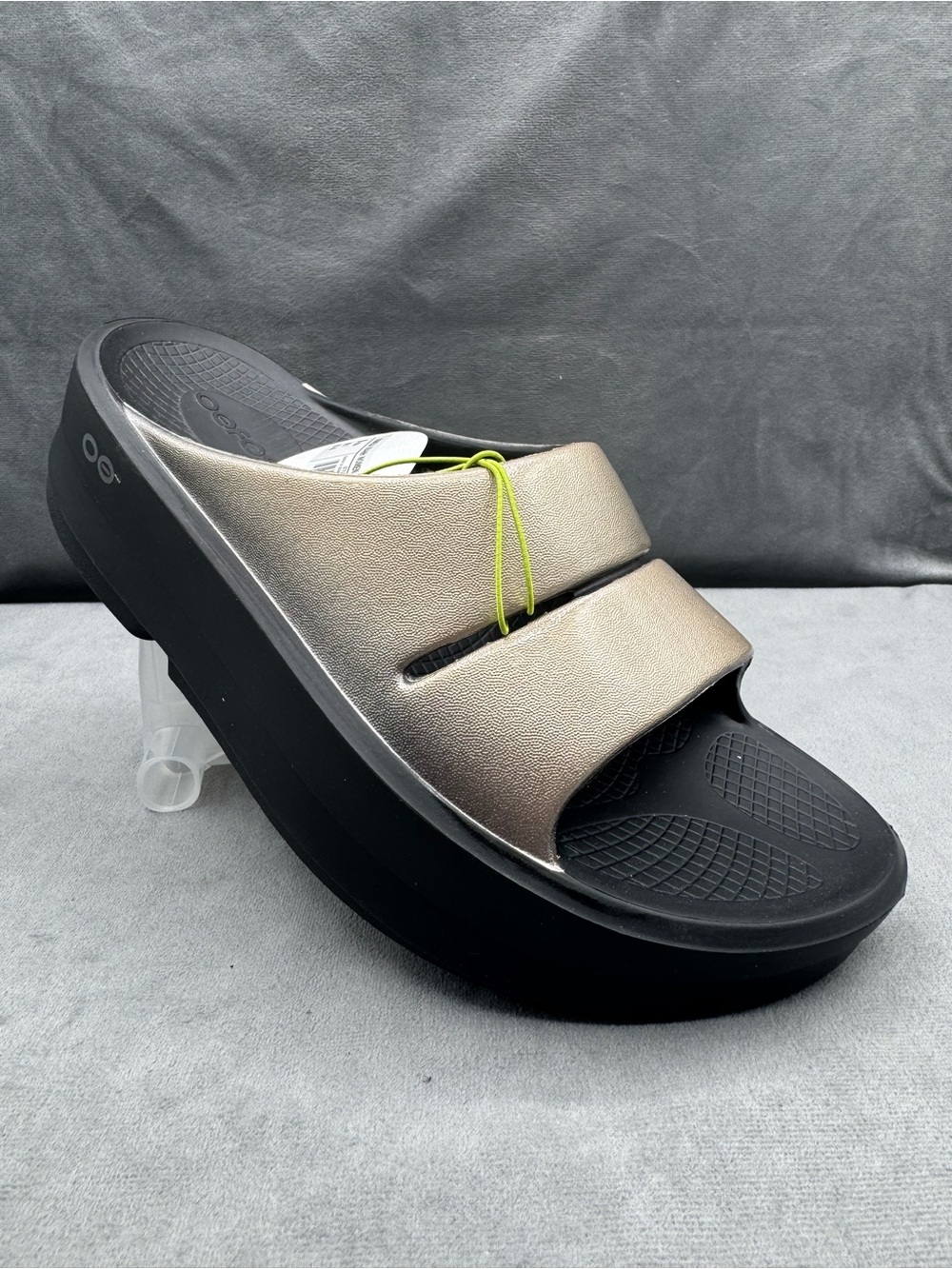 OOFOS OOmega OOahh Luxe Platform Slides Women’s Size 9 Latte Metallic